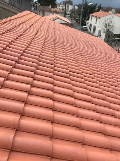 gros plan sur une toiture en tuile