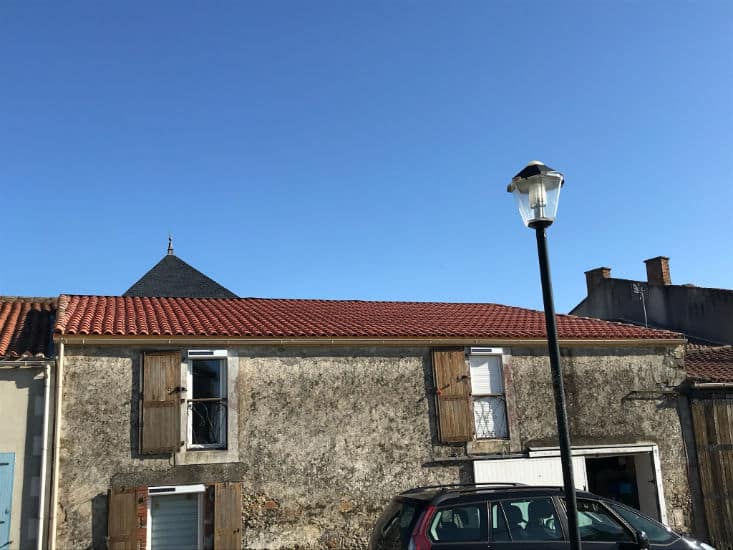 Vue une toiture en cours de rénovation en Loire-Atlantique